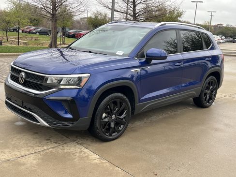 Used 2022 Volkswagen Taos SE w/ Panoramic Sunroof Package image 5