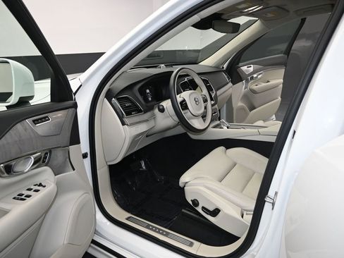 Used 2025 Volvo XC90 B6 Ultra w/ Lounge Package image 13