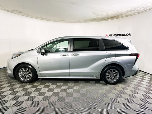 Used 2023 Toyota Sienna XLE image 6