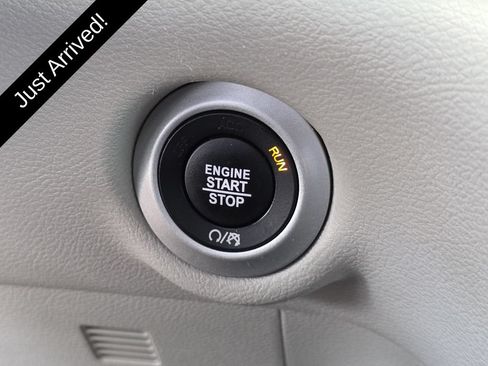 Used 2023 Chrysler Pacifica Touring-L FWD image 22
