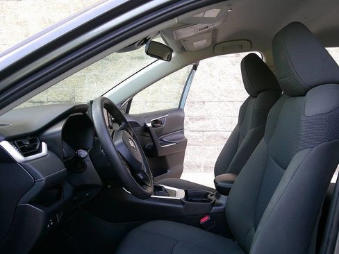 Used 2021 Toyota RAV4 LE FWD image 9