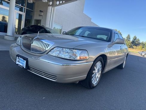 Used 2004 Lincoln Town Car Signature image 14