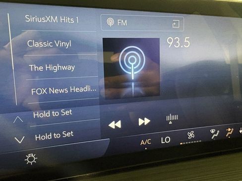 Used 2025 Buick Envision Preferred image 28