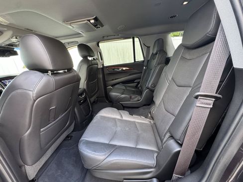 Used 2015 Cadillac Escalade Luxury AWD/4WD image 9