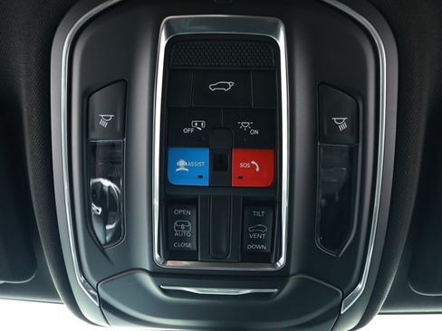 Certified 2025 Jeep Grand Cherokee Laredo w/ Luxury Tech Group I AWD/4WD image 20
