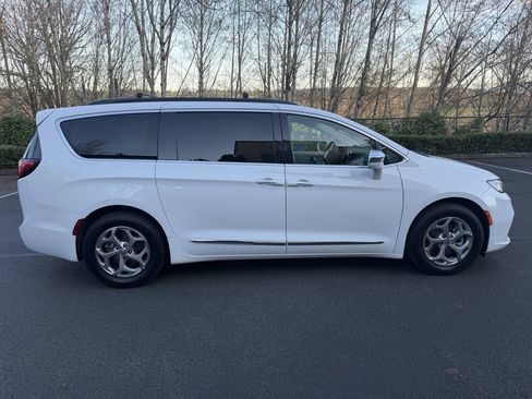 Used 2022 Chrysler Pacifica Limited FWD image 4