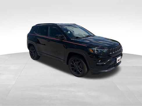 Used 2025 Jeep Compass Latitude w/ Convenience Group AWD/4WD image 8