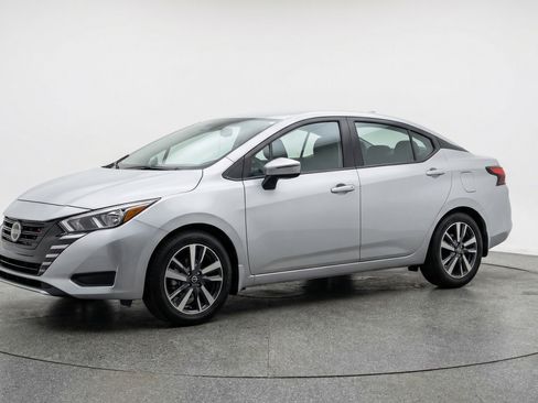 Used 2025 Nissan Versa SV image 3