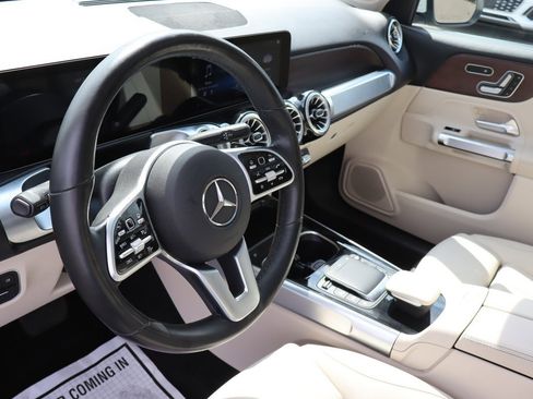 Used 2022 Mercedes-Benz GLB 250 4MATIC w/ Premium Package Lite image 9