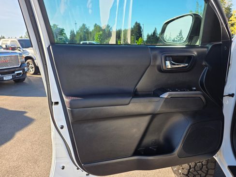 Used 2018 Toyota Tacoma TRD Off-Road w/ Technology Package AWD/4WD image 23