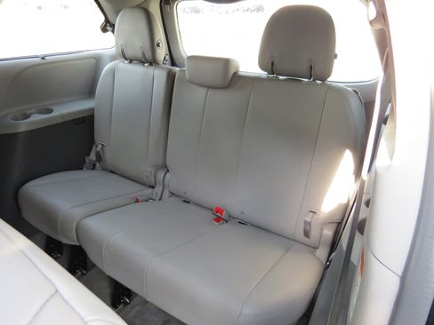 Used 2015 Toyota Sienna XLE Premium image 37