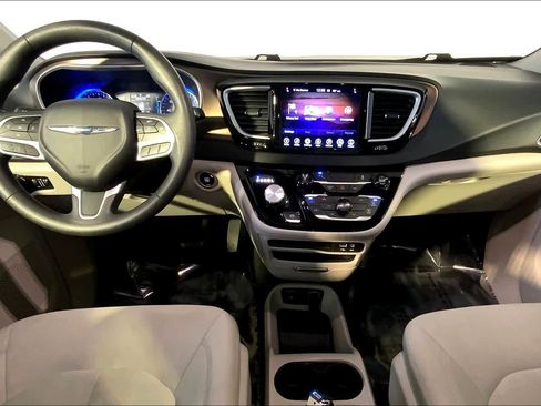 Used 2017 Chrysler Pacifica Touring image 15