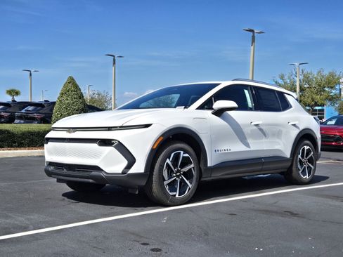 New 2026 Chevrolet Equinox EV LT image 2