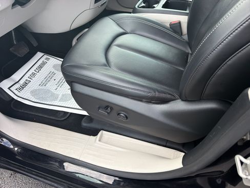 Used 2024 Chrysler Pacifica Touring-L FWD image 19
