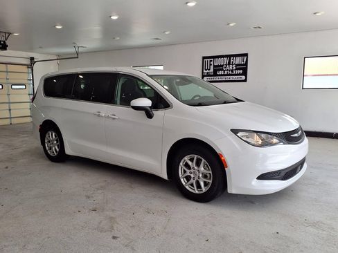 Used 2023 Chrysler Voyager LX FWD image 22
