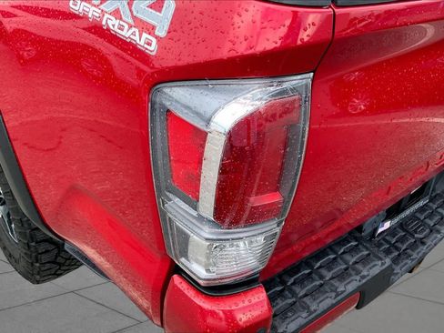 Used 2022 Toyota Tacoma TRD Off-Road w/ Technology Package AWD/4WD image 28