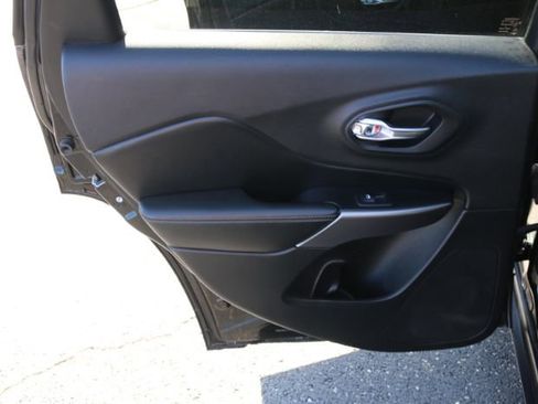 Used 2019 Jeep Cherokee Limited w/ Luxury Group image 16