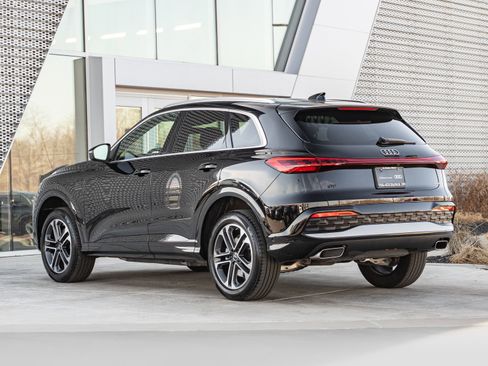 Certified 2025 Audi Q5 Premium w/ Convenience Package image 5