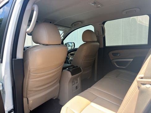 Used 2018 Nissan Titan SV w/ SV Convenience Package AWD/4WD image 13