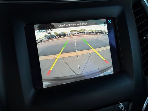 Used 2021 Jeep Cherokee Latitude FWD image 4