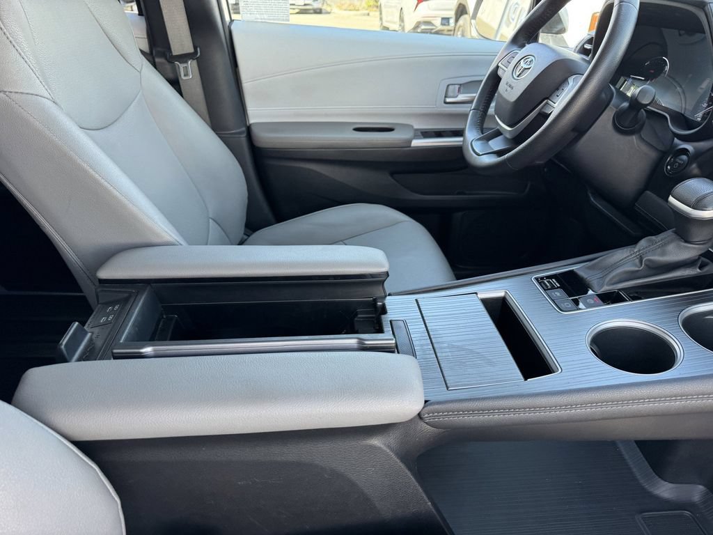 Used 2025 Toyota Sienna XLE FWD image 10