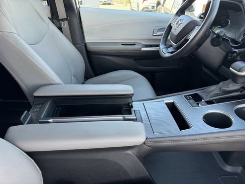 Used 2025 Toyota Sienna XLE FWD image 10