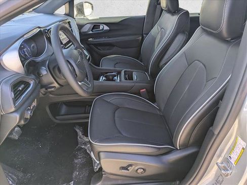 New 2026 Chrysler Pacifica Limited AWD/4WD image 4
