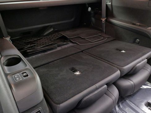 Used 2025 Mercedes-Benz GLS 450 4MATIC image 40