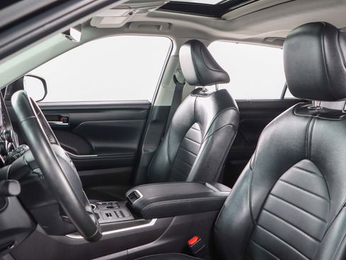 Used 2024 Toyota Highlander XLE image 25