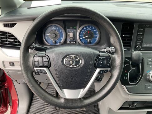 Used 2020 Toyota Sienna LE w/ LE Preferred Package FWD image 17