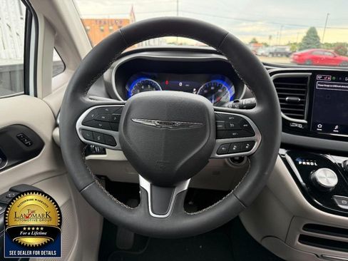 Used 2024 Chrysler Pacifica Touring-L FWD image 19