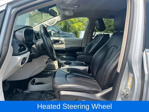 Used 2023 Chrysler Pacifica Touring-L FWD image 10