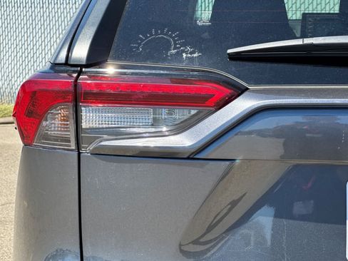 Used 2020 Toyota RAV4 LE AWD/4WD image 22