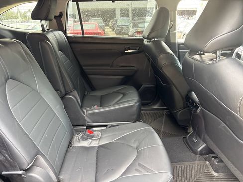 Used 2023 Toyota Highlander XLE FWD image 29