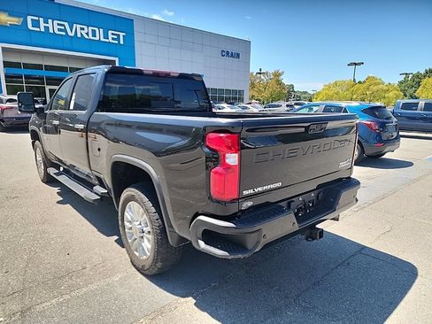 Used 2023 Chevrolet Silverado 2500 High Country w/ Technology Package AWD/4WD image 3