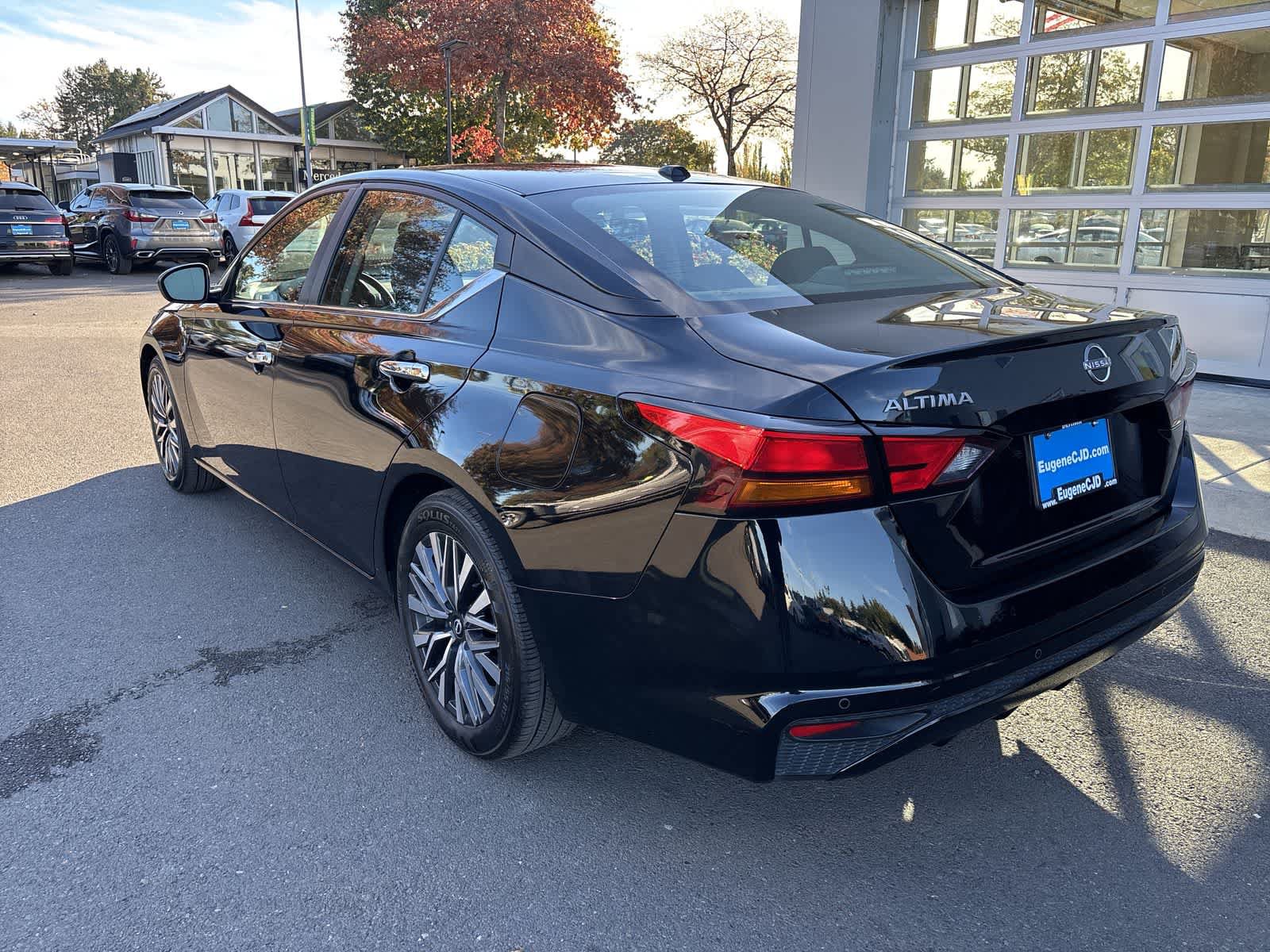 Used 2025 Nissan Altima 2.5 SV FWD image 3