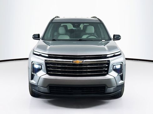 Used 2025 Chevrolet Traverse LT image 2