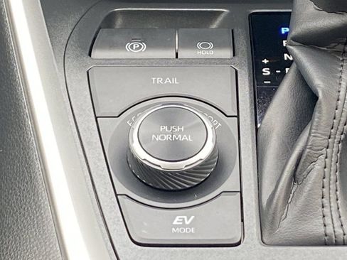 Certified 2025 Toyota RAV4 LE AWD/4WD image 33