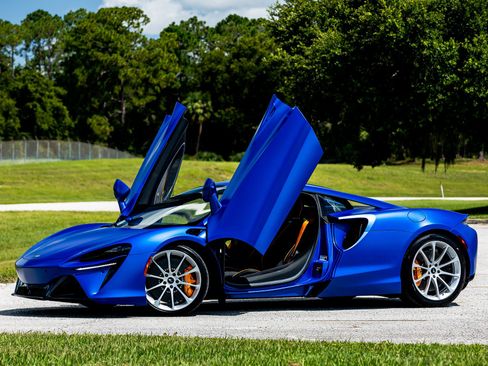 Used 2023 McLaren Artura PERFORMANCE image 11