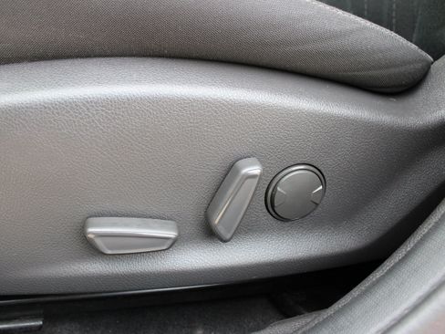 Used 2016 Ford Focus SE w/ SE Power Seat Package FWD image 23