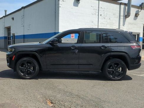 Used 2023 Jeep Grand Cherokee Laredo AWD/4WD image 9