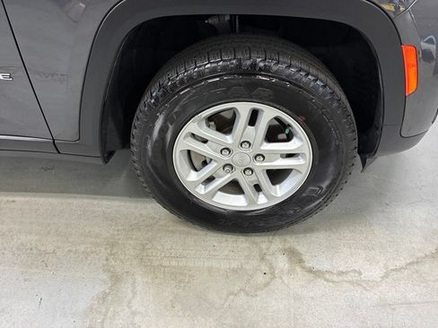 Used 2023 Jeep Grand Cherokee Laredo w/ Luxury Tech Group I AWD/4WD image 4