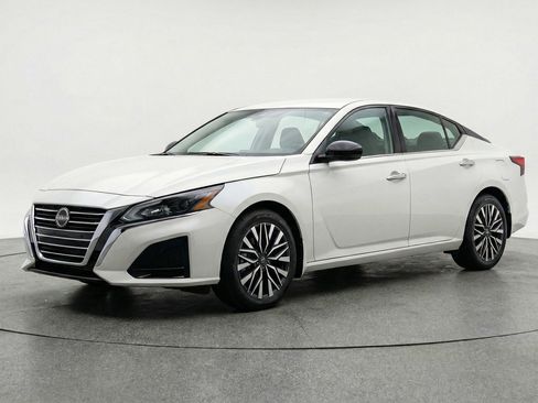 Used 2025 Nissan Altima 2.5 SV FWD image 3