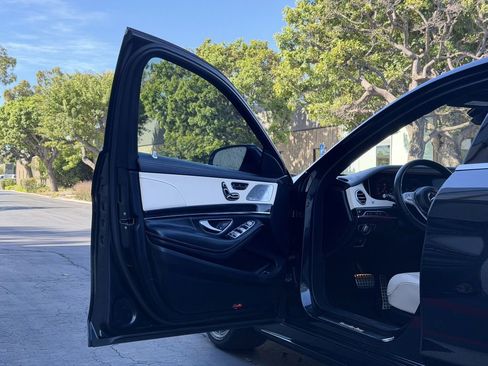 Used 2018 Mercedes-Benz S 560 Sedan image 11
