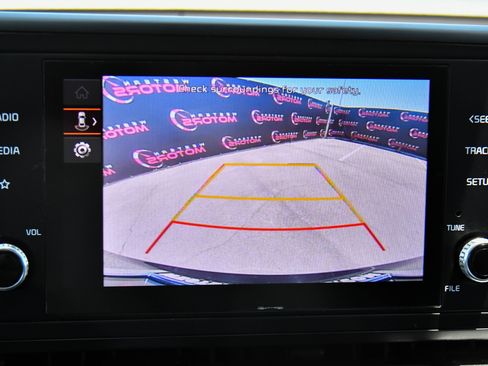 Used 2024 Kia Carnival LX FWD image 19