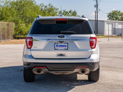 Used 2018 Ford Explorer XLT w/ Equipment Group 202A image 6