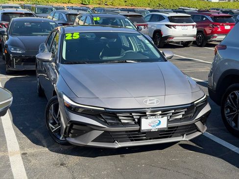 Used 2025 Hyundai Elantra SEL FWD image 1