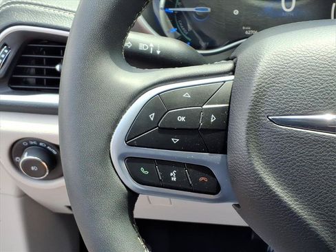 Used 2024 Chrysler Pacifica Limited FWD image 12
