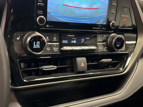 Used 2022 Toyota Highlander XLE FWD image 25