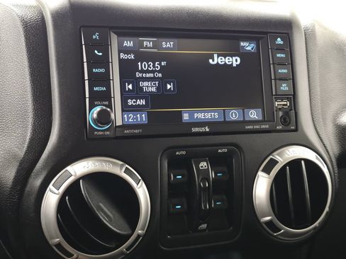 Used 2015 Jeep Wrangler Unlimited Sahara w/ Connectivity Group AWD/4WD image 35